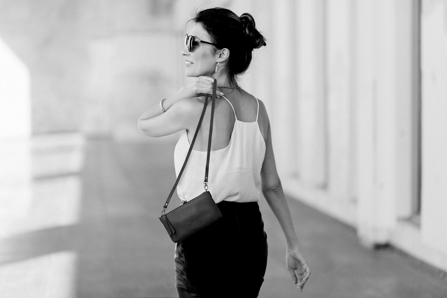 K0013AB | Women's Shoulder Bag in Genuine Full-Grain Leather with a Light Grain. Removable Shoulder Strap. Polished Nickel Accessories. Black Color. Dimensions: 20 x 10.5 x 2 cm. Packaging: Non-woven Bag-3